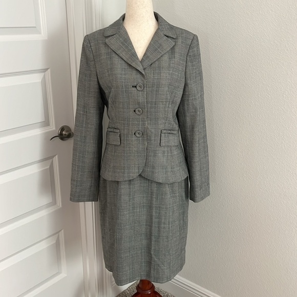 Kay Unger New York Skirt Suit Size 8 - Picture 1 of 10